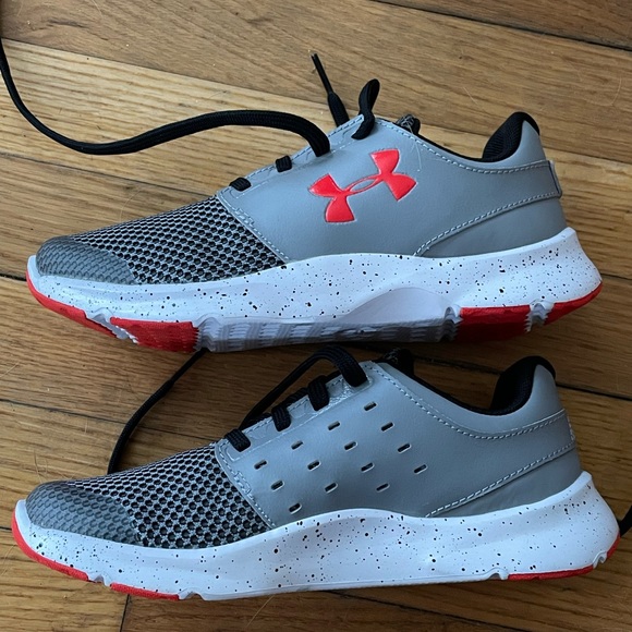 Youth 3.5 UnderArmour boys sneaker - Picture 3 of 5